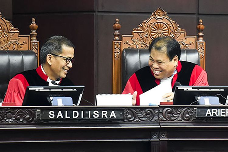 Hakim Konstitusi Saldi Isra (kiri), Arief Hidayat (tengah) dan Manahan MP Sitompul (kanan) berbincang saat memimpin sidang lanjutan Perselisihan Hasil Pemilihan Umum (PHPU) presiden dan wakil presiden di gedung Mahkamah Konstitusi, Jakarta, Kamis (20/6/2019). Sidang tersebut beragendakan mendengarkan keterangan saksi dan ahli dari termohon atau dari pihak KPU.