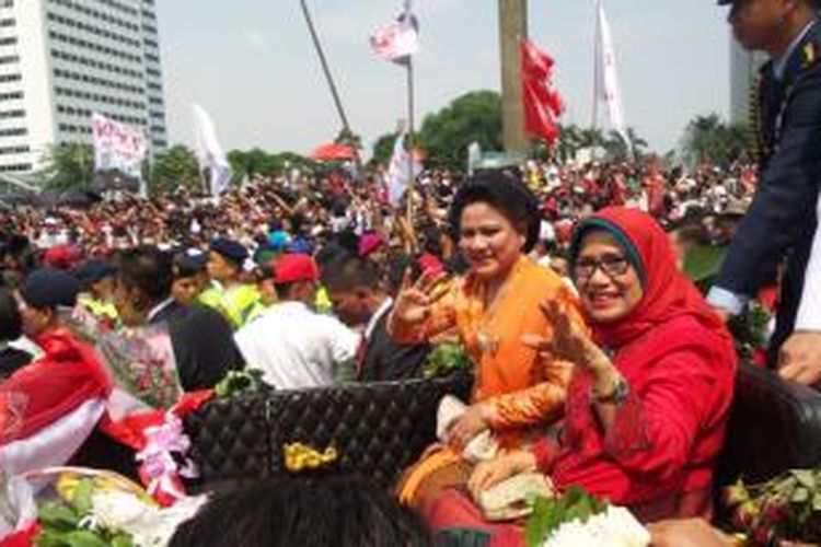 Ibu negara Iriana Widodo dan Mufidah Kalla naik kereta kuda di Bundaran HI, Jakarta Pusat, Senin (20/10/2014).