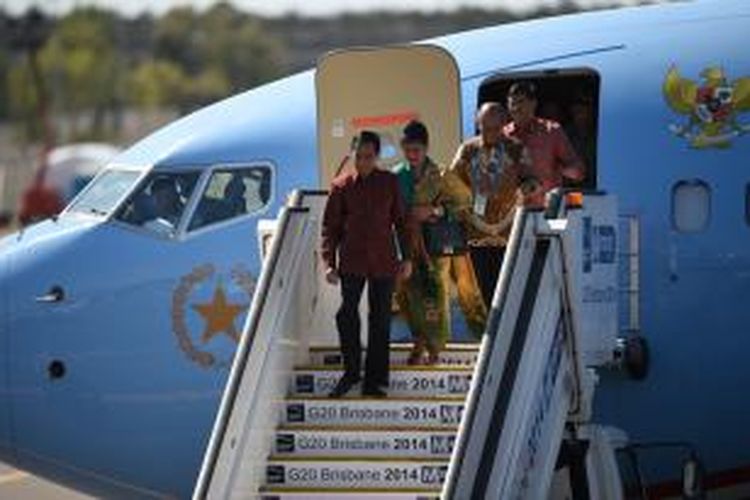 Presiden Joko Widodo didampingi istrinya, Iriana keluar dari pesawat kepresidenan setibanya di bandara internasional Brisbane, Jumat (14/11/2014), untuk menghadiri KTT G-20 akhir pekan nanti.