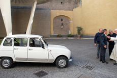 Paus Fransiskus Dihadiahi Mobil Renault Tua