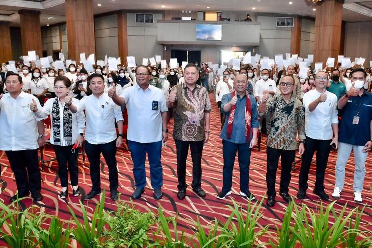 Penyerahan Nomor Induk Berusaha (NIB) Kepada 600 Nasabah PNM Mekaar di Hotel Aryaduta, Manado, Sulawesi Utara, Sabtu (24/9/2022)
