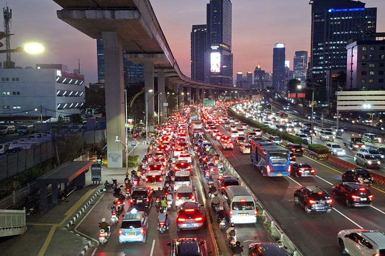 Jalan Gatot Subroto Arah Semanggi Jaksel Macet Parah, Mobil Nyaris Tak Bergerak
