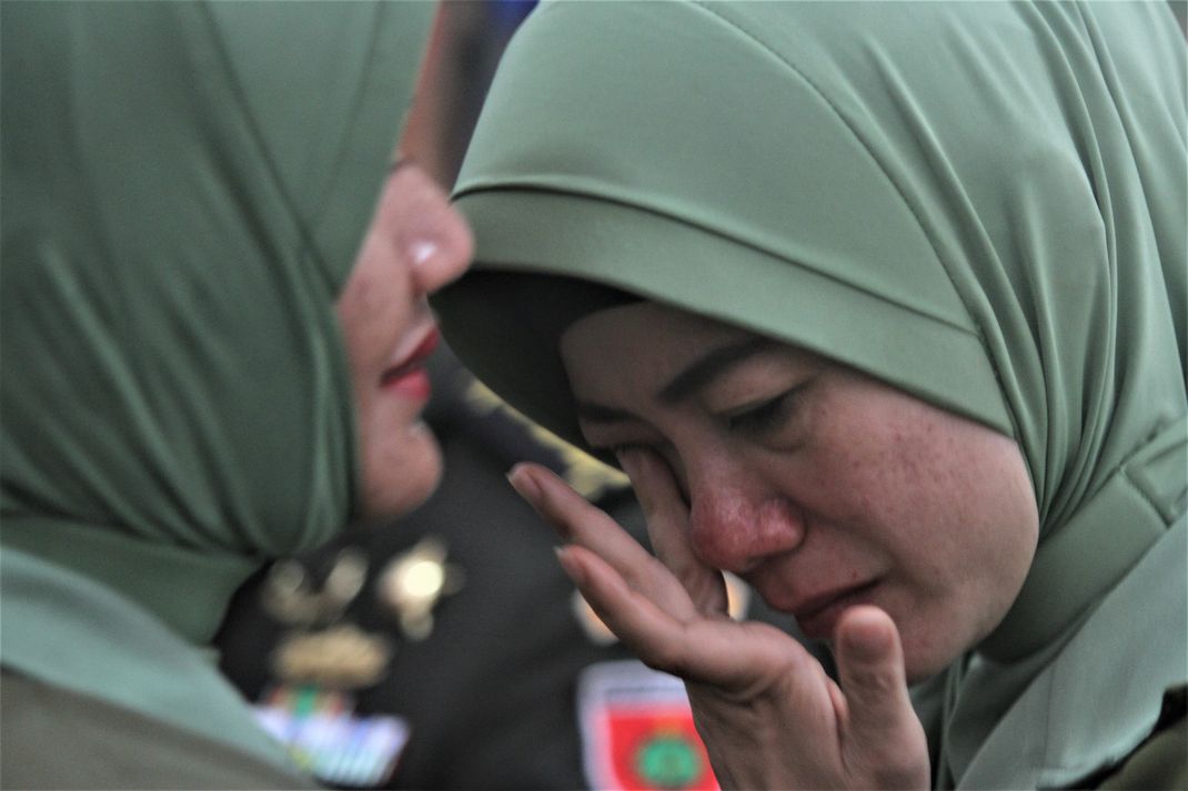 Irma Zulkifli Nasution Hendari, istri mantan Komandan Kodim 1417 Kendari Kolonel Kav Hendi Suhendi, menangis usai Upacara Sertijab Komandan Kodim 1417 Kendari di Aula Tamalaki Korem 143 Haluoleo, Kendari, Sulawesi Tenggara, Sabtu (12/10/2019). 