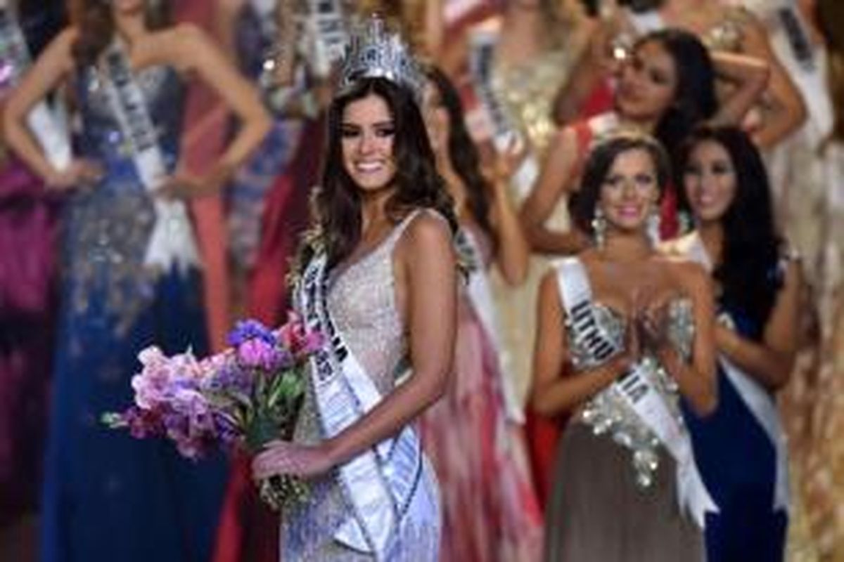 Miss Colombia Paulina Vega (depan) dinobatkan sebagai Miss Universe 2014 di acara penganugerahan ke-63 kontes Miss Universe di Miami, Florida, Senin (25/1/2015).