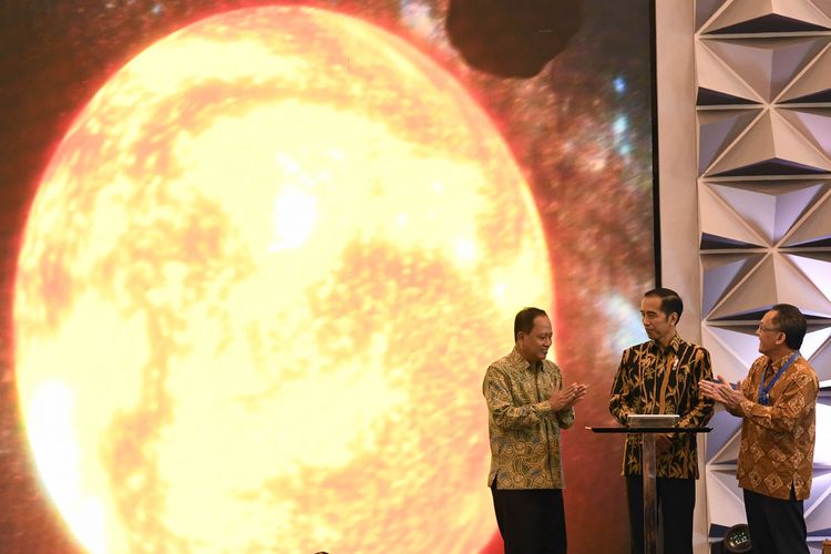 Presiden Joko Widodo (tengah) didampingi Menristek Dikti Mohamad Nasir (kiri) dan Kepala Lembaga Ilmu Pengetahuan Indonesia (LIPI) Laksana Tri Handoko (kanan) membuka Indonesia Science Expo di Tangerang, Banten, Kamis (1/11/2018). Presiden mengapresiasi riset dari peneliti muda dan mendorong terobosan baru dari ilmu pengetahuan teknologi dan inovasi. ANTARA FOTO/Puspa Perwitasari/wsj.
