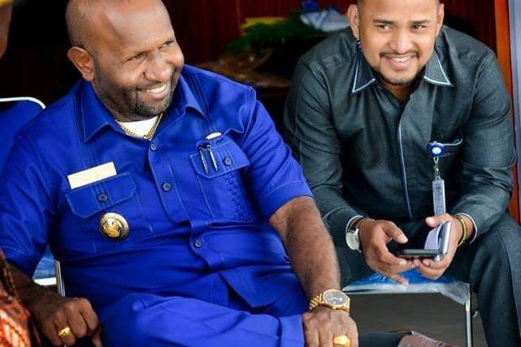 Bupati Mamberamo Tengah Ricky Ham Pagawak (baju biru) yang diduga telah melarikan diri ke Papua Nugini akibat terjerat kasus suap dan gratifikasi proyek pembangunan di Mamberamo Tengah