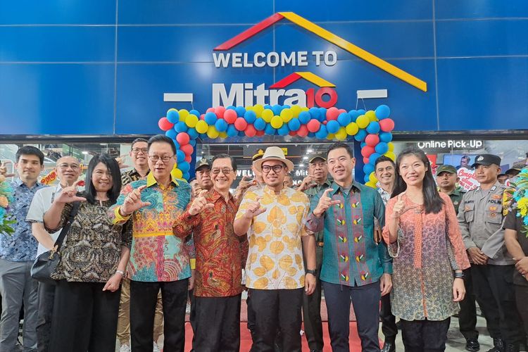Jajaran direksi Mitra10 berfoto dalam acara grand opening Mitra10 Bintaro Jaya di Tangerang Selatan. Ini merupakan toko ke-46 yang dimiliki Mitro10 dan menjadi paling besar dari semua toko dengan luas 14.000 meter persegi. 