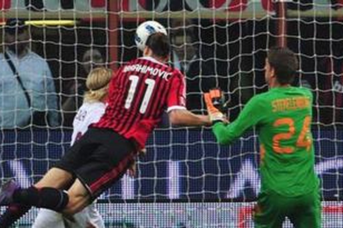 Striker AC Milan, Zlatan Ibrahimovic, melakukan sundulan yang berbuah gol kedua ke gawang AS Roma pada lanjutan Liga Serie-A, Sabtu atau Minggu (25/3/2012) dini hari WIB. Ibra mencetak dua gol dan memastikan timnya menang 2-1.