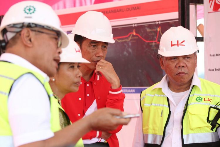 Presiden Joko Widodo mendapatkan penjelasan terkait progres pengerjaan Seksi I ruas jalan tol Pekanbaru - Kandis - Dumai, Minggu (23/7/2017). 