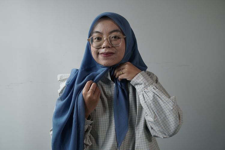 Tutorial hijab segi empat untuk Idul Adha 1446 H.