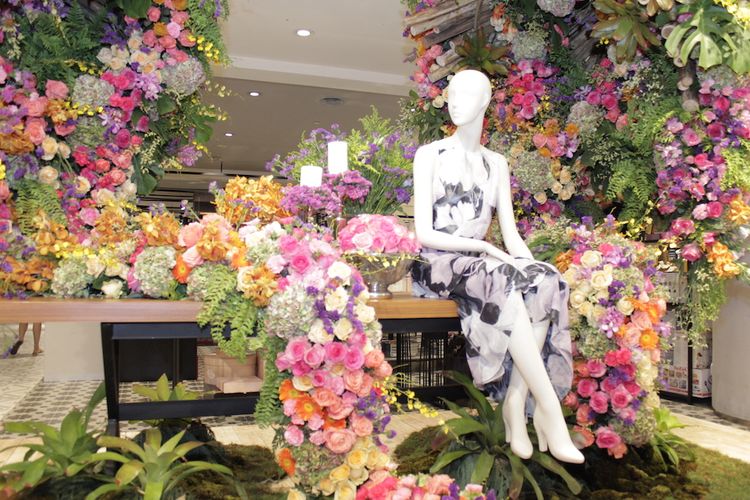 Tema Central Flower Extravaganza 2018, dalam rangka ulang tahun Central Department Store ke-4 di mal Grand Indonesia Jakarta.
