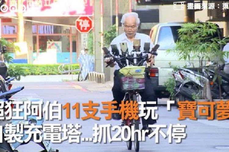 Chen Sanyuan mengayuh sepedanya menyusuri jalanan di Taipei sembari memperhatikan Pokemon Go yang ada di ponselnya.