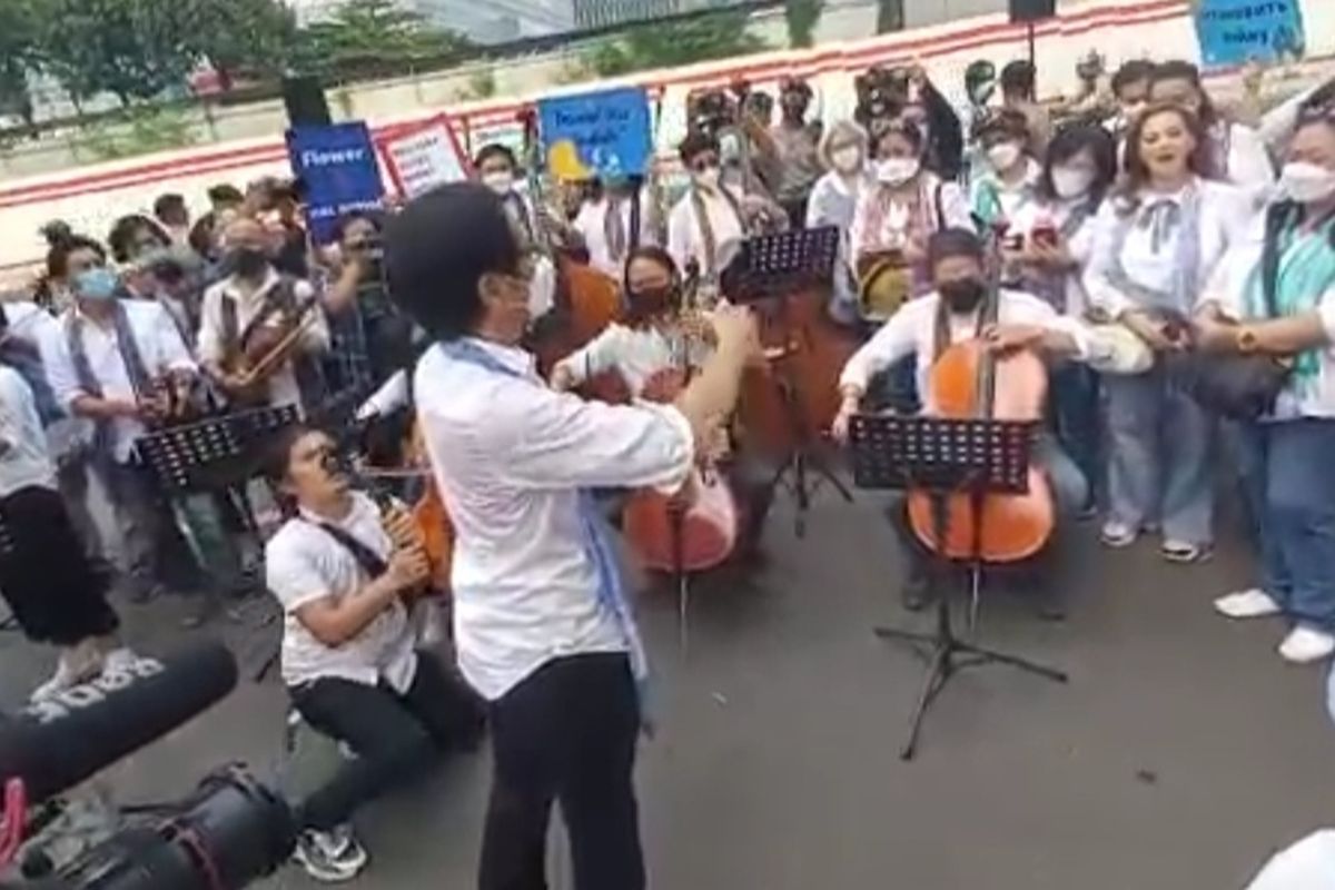 Musisi Addie MS bersama Twittle Orhestra dan Chorus mendatangi gedung Kedubes Rusia di Jalan HR Rasuna Said, Setiabudi, Jakarta Selatan pada Selasa (30/3/2022).   Kedatangan Addie MS ke Kedutaan Rusia untuk menyampaikan pesan perdamaian terkait permasalahan yang terjadi saat ini antara negara itu dengan Ukraina. 