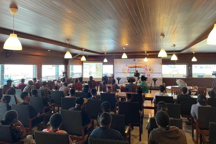 Kementerian Komunikasi dan Informatika (Kemenkominfo) menggelar acara Workshop Bengkel Digital Teras Negeriku bertema Kitong Kreatif untuk Indonesia di Marina Star cafe and resto, Kota Sorong, Papua Barat, Selasa (29/3/2022).
 
