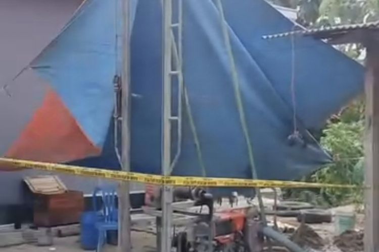 Sumur bor milik warga dipasang garis polisi di Kecamatan Kokop, Bangkalan. 