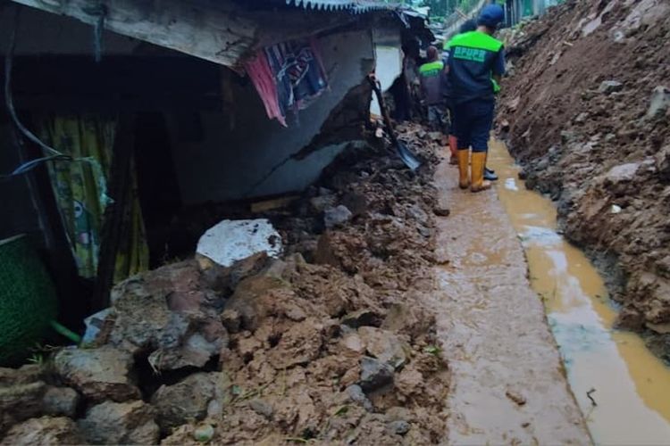 Sejumlah rumah warga rusak akibat tanggul atau TPT sebuah hotel di kawasan Puncak Bogor, Jawa Barat, longsor pada Kamis (11/12/2025) sore.