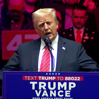 Donald Trump mengatakan dirinya senang dengan TikTok, dalam acara rapat umum di Capital One Arena  pada Minggu malam (19/1/2025) menjelang pelantikannya. 