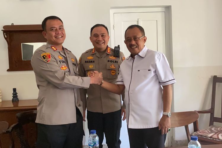Kabag Ops Polrestabes Surabaya AKBP Toni Kasmiri dan Wakil Wali Kota Armuji sepakat damai