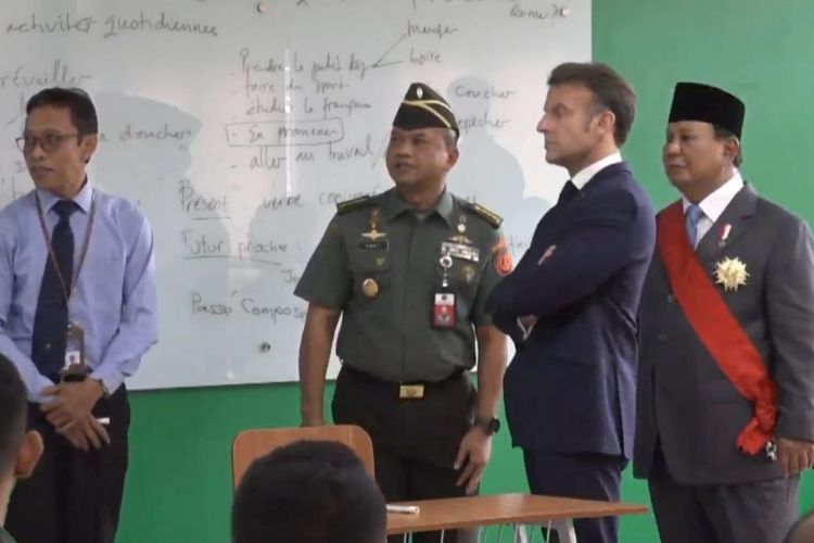 Prabowo dan Macron Tinjau Prajurit TNI Belajar Bahasa Perancis di Akmil