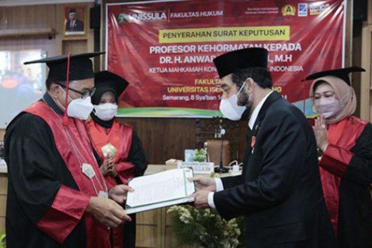 mantan Ketua MK Anwar Usman saat menerima gelar Profesor Kehormatan dari Kampus Unissula Semarang, Jawa Tengah.