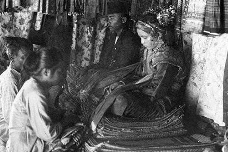 Cinderamata Lapik Koto Dian yang disusun sebagai tempat duduk pengantin selayaknya pelaminan.