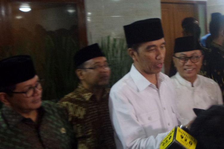 Presiden Joko Widodo seusai buka bersama di kediaman dinas Ketua MPR RI Zulkifli Hasan di kawasan Widya Chandra, Jakarta Selatan, Jumat (2/5/2017).