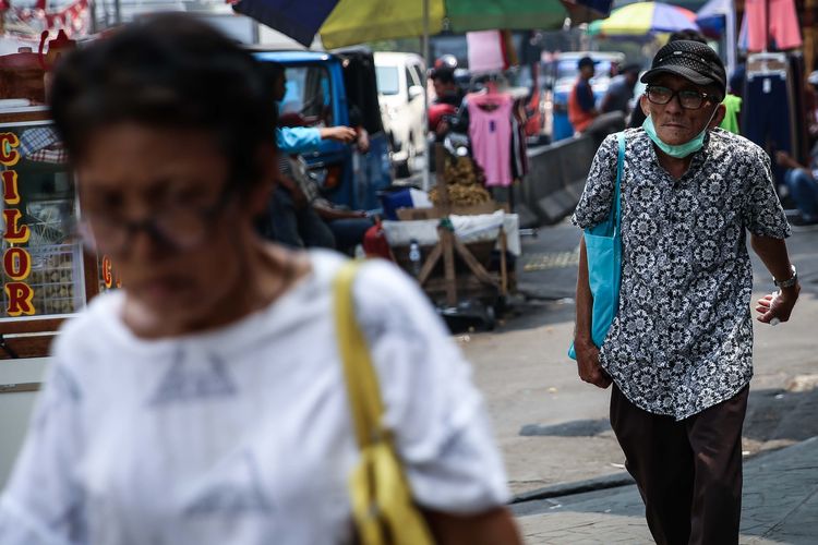 Seorang lansia beraktivitas di Kawasan Pasar Tanah Abang, Jakarta, Senin (19/8/2019).