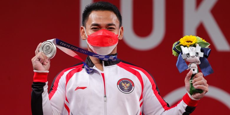 Lifter Indonesia Eko Yuli Irawan berhasil meraih medali perak di kelas 61 kg angkat besi putra Olimpiade Tokyo 2020. Dia mencatatkan total angkatan 302 kg saat tampil di Tokyo International Forum, Minggu (25/7/2021).