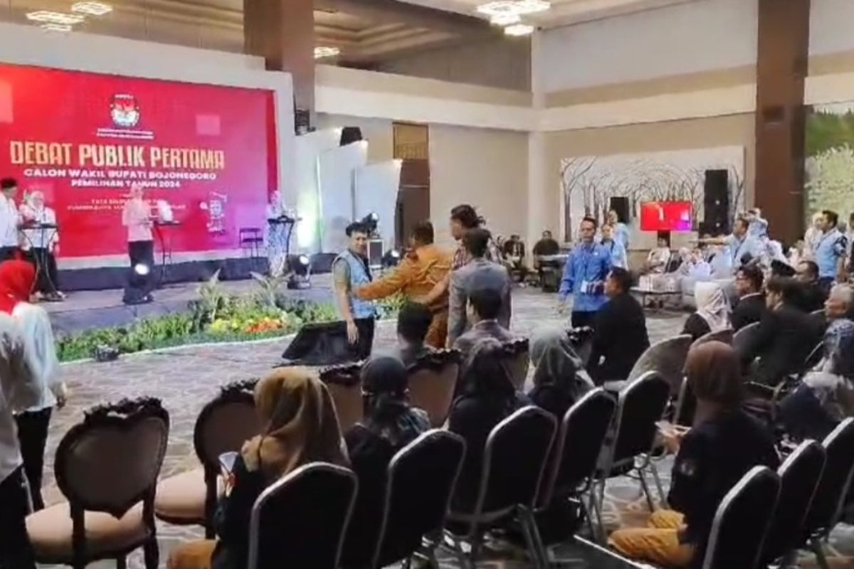 Suasana kericuhan yang terjadi dalam debat publik Pilkada Bojonegoro 2024 di Hotel Eastern Bojonegoro, Sabtu (19/10/2024).