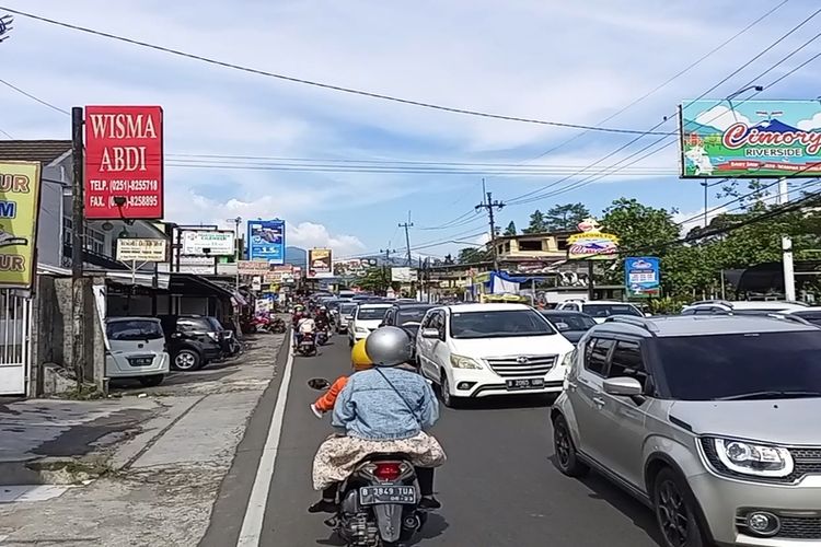 Kondisi kepadatan arus kendaraan di Jalur Puncak Bogor, Jawa Barat, Selasa (3/5/2022).