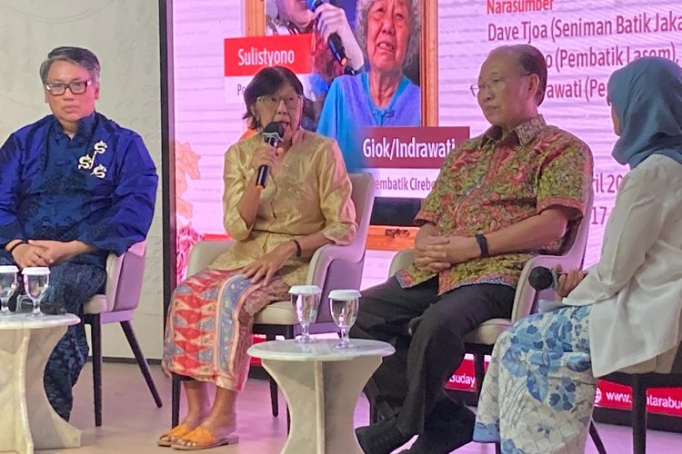 Pembatik asal Cirebon sekaligus pemilik Batik Kanoman, Giok, dalam talkshow Merayakan Batik Peranakan di Indonesia di pameran batik peranakan Metamorfosa di Lantai 8 Menara Kompas, Jakarta, Sabtu (11/4/2026).