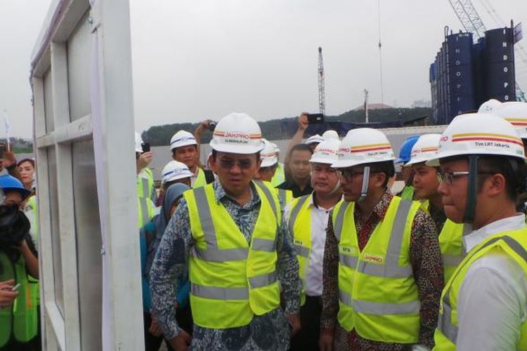 Gubernur DKI Jakarta Basuki Tjahaja Purnama atau Ahok meninjau pembangunan depo LRT di Kelapa Gading, Jakarta Utara, Jumat (24/2/2017).