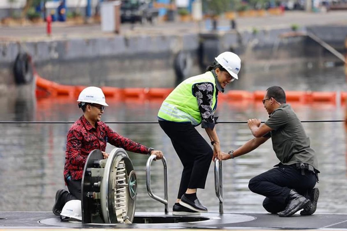 Menkeu Sri Mulyani saat  mendampingi Presiden Jokowi melakukan kunjungan ke PT PAL Indonesia dan meninjau langsung kapal selam KRI Alugoro-405. 