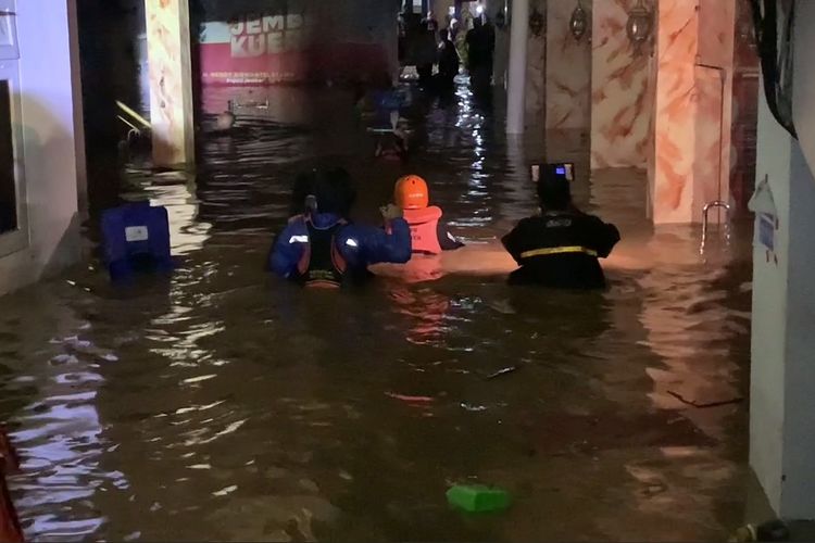 Rumah bupati Jember banjir karena luapan sungai Jompo pada Rabu (28/12/2022) 