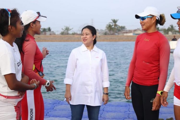 Menko PMK Puan Maharani berdialog dengan atlet dayung dan kano saat mengunjungi danau yang menjadi venue dayung dan kano di Jakabaring, Palembang, Sabtu(11/8/2018).