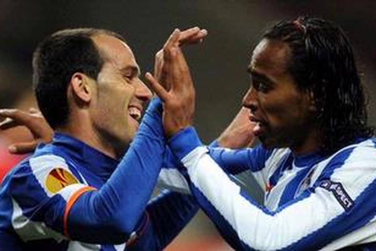Gelandang FC Porto, Ruben Micael (kiri) merayakan golnya ke gawang Spartak Moskwa bersama rekannya bek Alvaro Pereira, pada leg kedua perempat final Liga Europa, di Stadion Luzhniki, Kamis (14/4/2011). 
