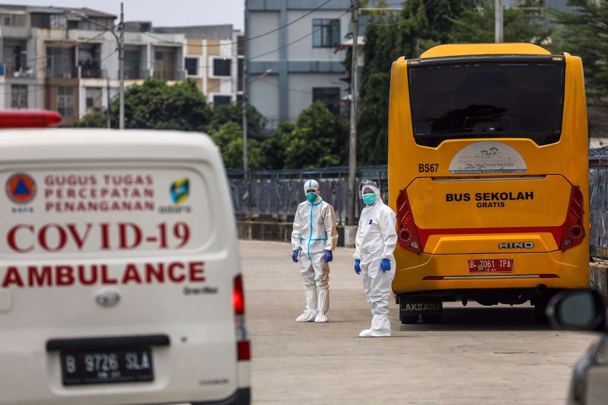 Petugas kesehatan menggunakan alat pelindung diri saat tiba di pos pemeriksaan IGD Rumah Sakit Darurat Penanganan COVID-19, Wisma Atlet Kemayoran, Jakarta Pusat, Rabu (16/9/2020). Gubernur Anies Baswedan pada Sabtu pekan lalu mengatakan saat ini pasien terpapar Covid-19 dengan status Orang Tanpa Gejala atau OTG akan dirawat di RSD Wisma Atlet, sebanyak 1.740 pasien Covid-19 yang dirawat inap hingga Rabu, 16 September 2020.