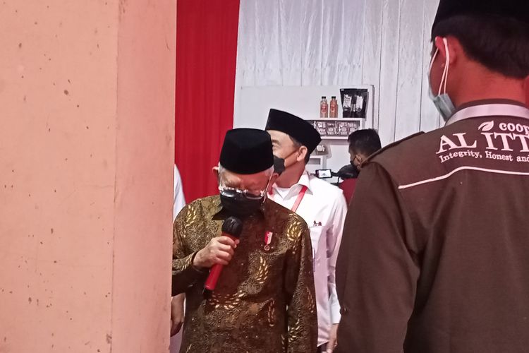 Wakil Presiden Ma'ruf Amin saat meninjau hasil produk digitalisasi pertanian di Pesantren Al-Ittifaq di Desa Alamendah Kecamatan Rancabali Kabupaten Bandung, Selasa (22/3/2022)
