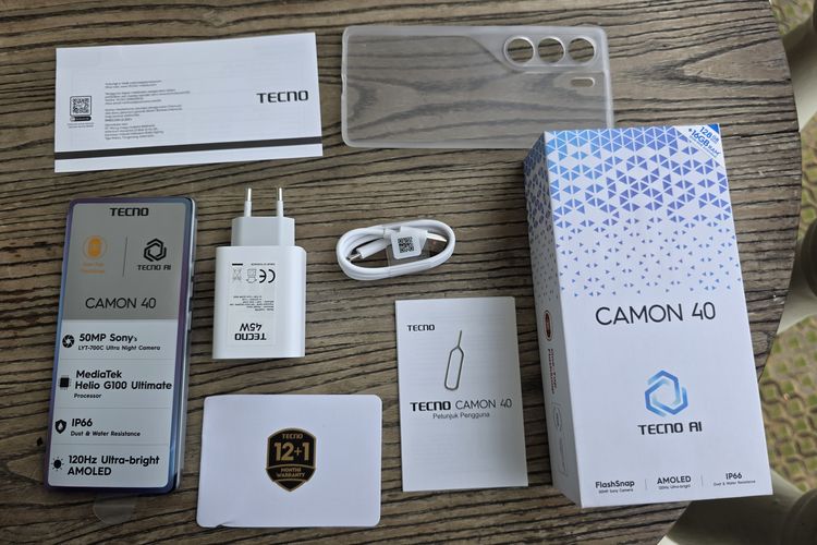 Isi lengkap kotak kemasan Tecno Camon 40 4G di Indonesia meliputi satu unit ponsel Tecno Camon 40, adapter charger 45 watt, kabel USB-A to USB-C, sim ejector tool, soft case, kartu garansi, dan panduan penggunaan.