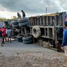 Tabrak Mobil Saat Jalan Mundur, Truk Tronton Muatan Triplek Terguling di Kota Solo 