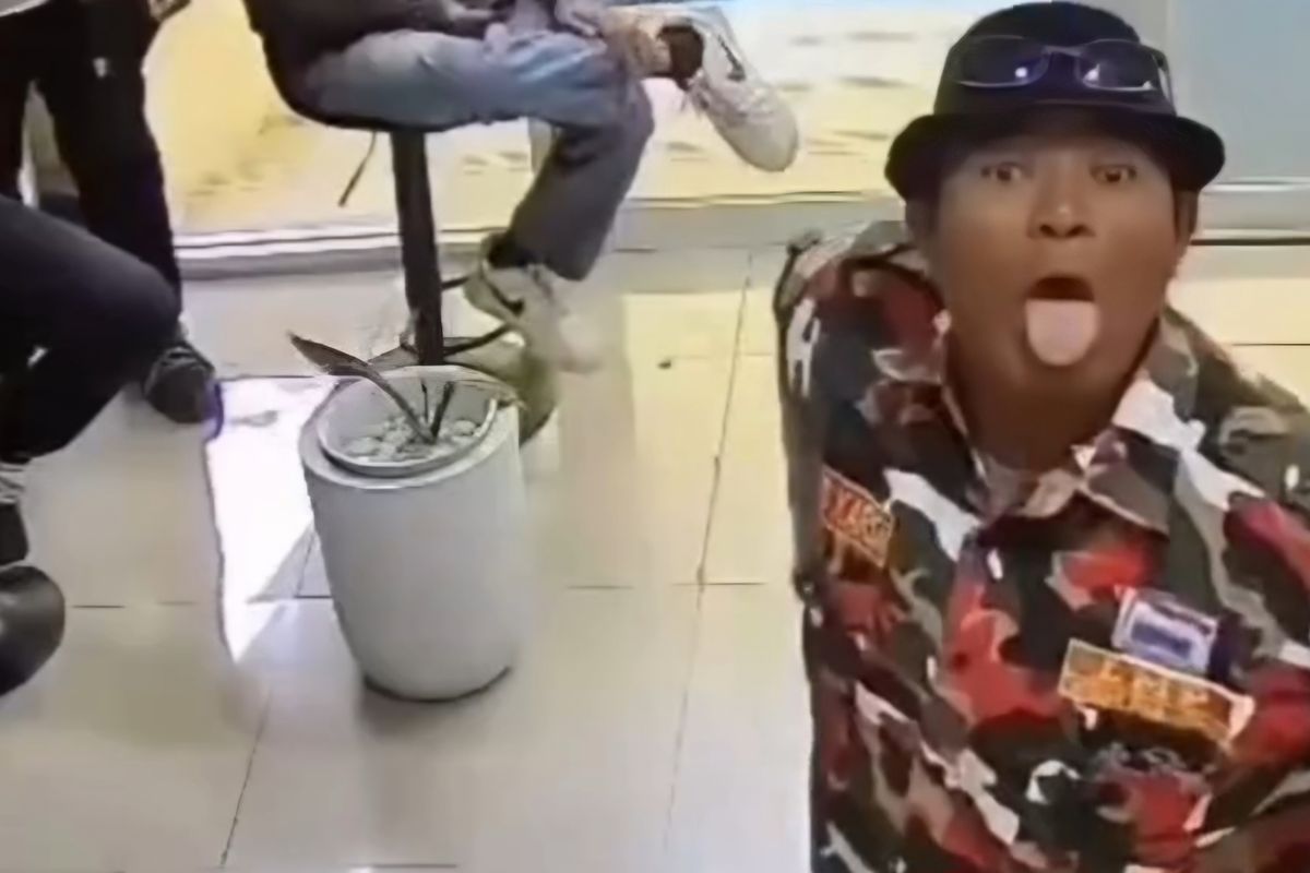 Sejumlah anggota organisasi masyarakat (ormas) Laskar Merah Putih mengamuk di Kantor Dinas Kesehatan (Dinkes) Kabupaten Bekasi, yang berlokasi di Sukamahi, Cikarang Pusat, Kabupaten Bekasi.