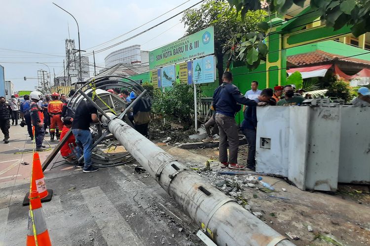 Kecelakaan truk kontainer terjadi di Jalan Sultan Agung KM 28,5 Kelurahan Kota Baru, Bekasi Barat, Kota Bekasi, Rabu (31/8/2022) siang. Truk kontainer itu diketahui menabrak tiang komunikasi di depan Sekolah Dasar (SD) Negeri Kota Baru II dan III, sejumlah kendaraan, dan halte yang dipenuhi oleh anak sekolah, sehingga menyebabkan 10 orang tewas di lokasi.