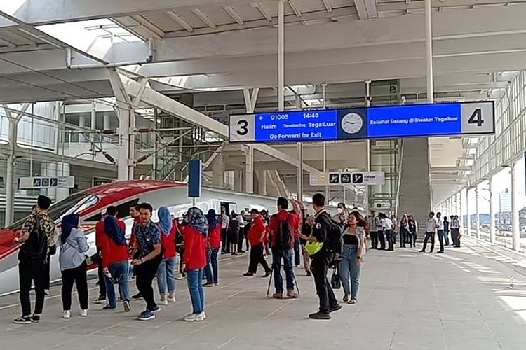 warga yang mengikuti uji coba kereta cepat gratis berhenti di Stasiun Tegalluar, Jawa Barat, Jumat (15/9/2023).