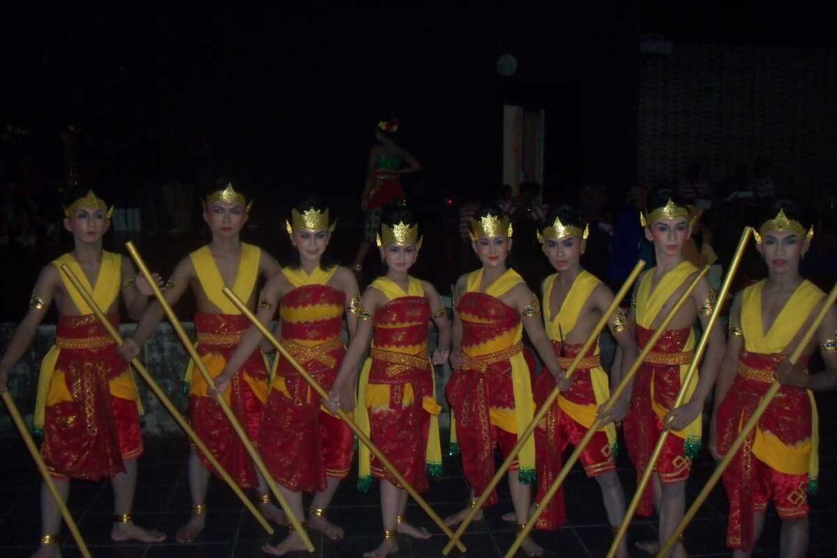 Para penari rampogan, tari yang menggambarkan tradisi adu nyali antara harimau dan harimau yang dilepaskan di alun alun Ngawi.