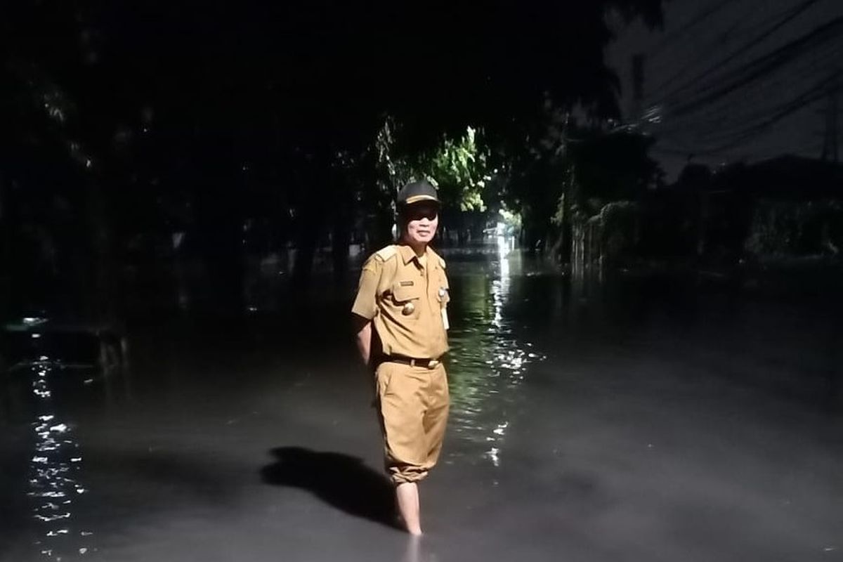 Banjir setinggi 40 centimeter di Jalan KH. Ahmad Dahlan, Cipondoh, Tangerang, Minggu (7/2/2021) dini hari.