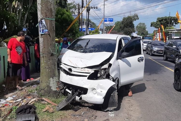 Mobil yang terlibat kecelakaan di Jalan Yogyakarta - Wonosari. Minggu (14/5/2023)