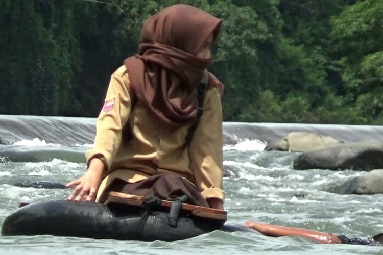 Setiap hari,  pelajar di dua desa di Kabupaten Maros harus bertaruh nyawa menyeberangi sungai untuk pergi ke sekolah akibat tidak tersedianya jembatan penyeberangan