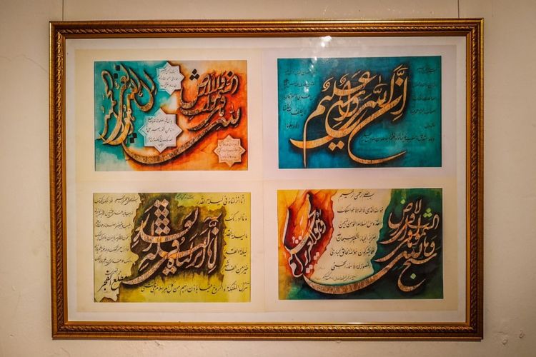 Kaligrafi dalam bahasa Persia yang memuat ayat-ayat Alquran dan Hadis Nabi Muhammad.