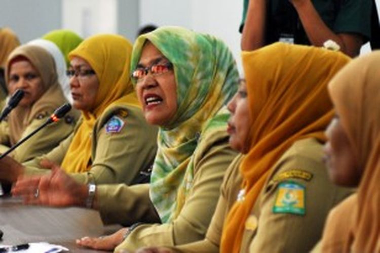 Guru saat berdialog dengan rektor Unsyiah, di Kampus Unsyiah, Aceh, Selasa (25/6/2013).