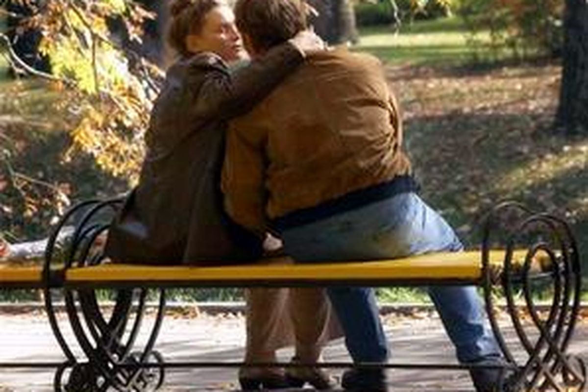 Boleh-boleh saja bermesraan di depan umum, asal tidak mengganggu pandangan orang lain.